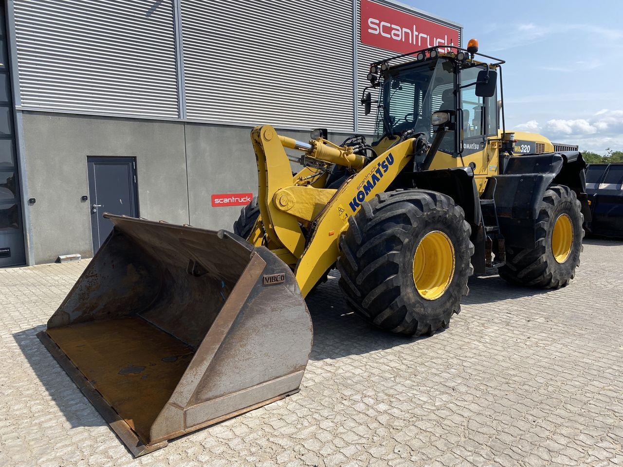 Komatsu WA320-7