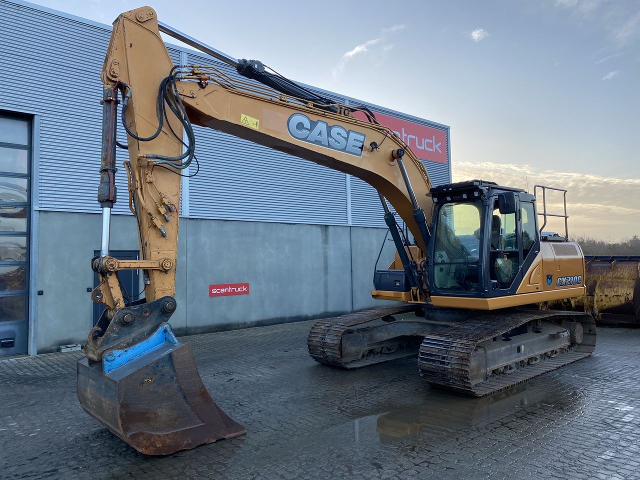 Case CX210C